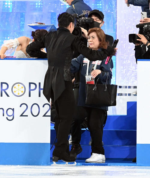 アイスダンスFD 村元・高橋組を迎える長光臨時コーチ(撮影・たえ見朱実)