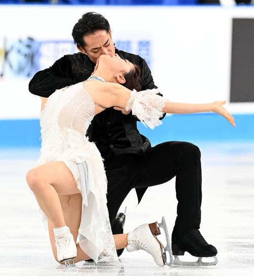 アイスダンスFD 華麗な演技を見せる村元・高橋組(撮影・たえ見朱実)