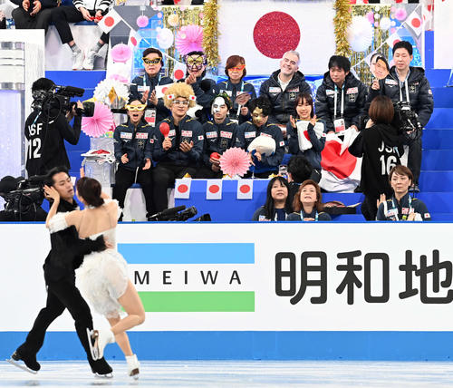 アイスダンスFD 村元・高橋組に声援を送る日本チーム(撮影・たえ見朱実)