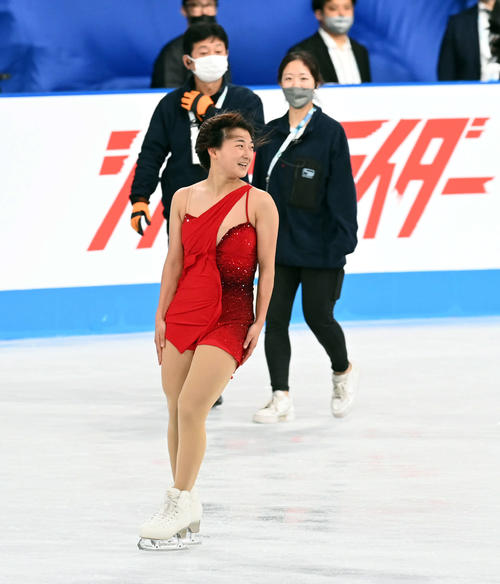 時間いっぱいまで練習を行った坂本は、製氷作業員がリンクに入る中あいさつをする(撮影・たえ見朱実)