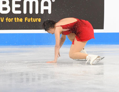 女子FP 着氷で体勢崩し転倒する坂本(撮影・たえ見朱実)