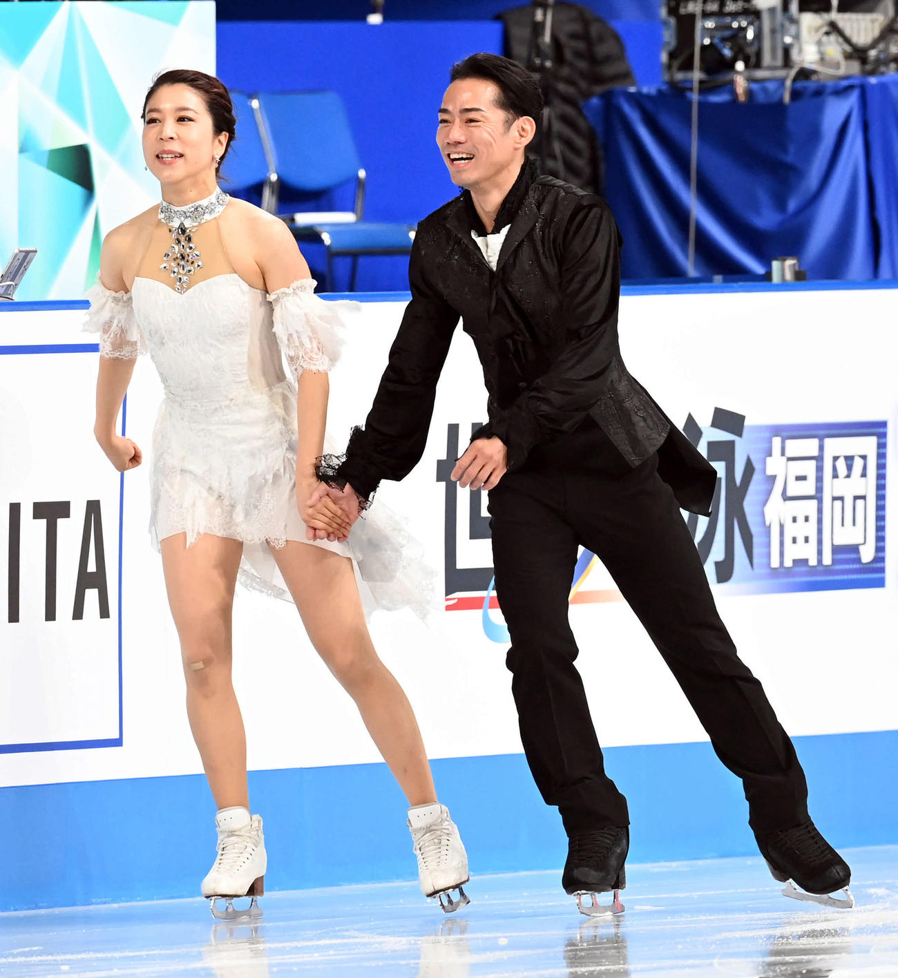 リラックスした表情で公式練習に臨んだ村元（左）と高橋（撮影・たえ見朱実）