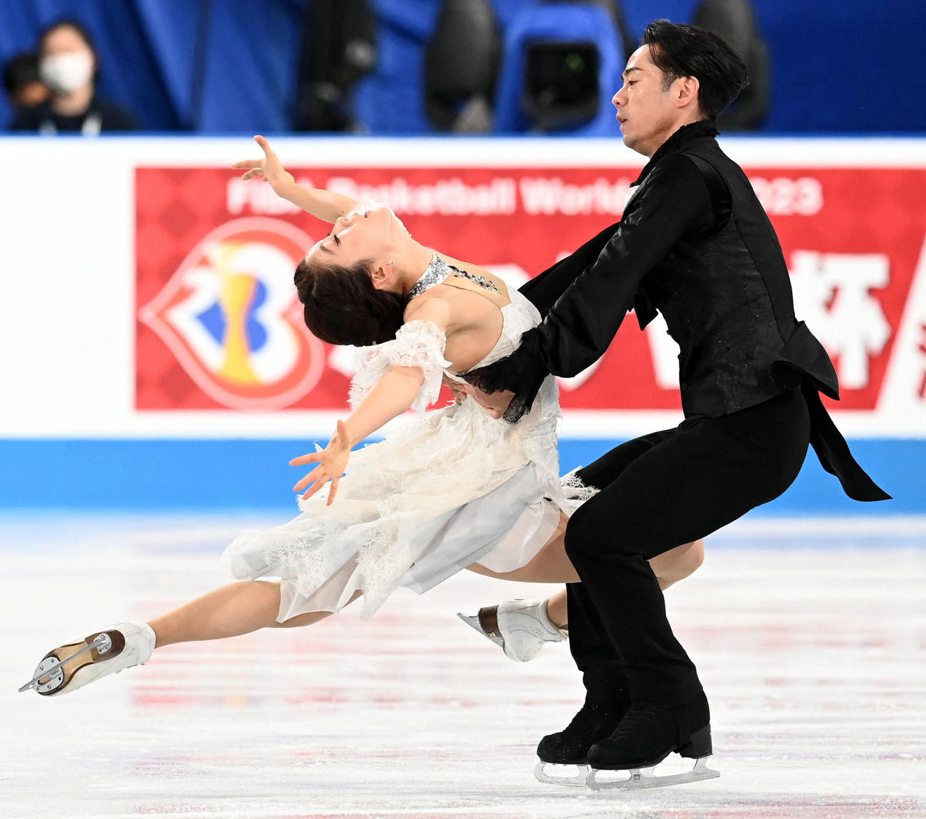 公式練習で息の合った演技を見せる村元（左）高橋組（撮影・たえ見朱実）