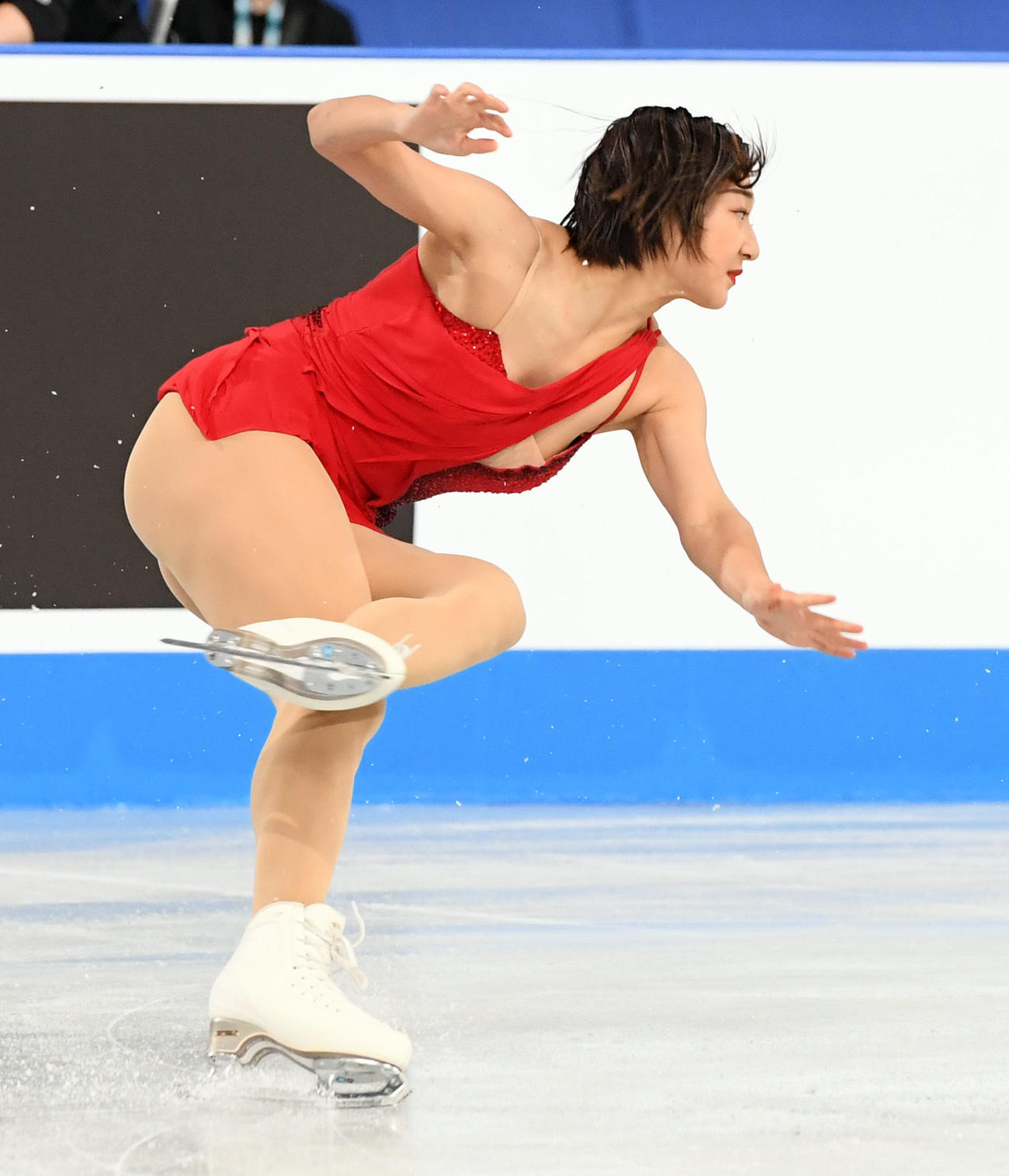 女子FP　着氷で体勢崩し転倒する坂本（撮影・たえ見朱実）