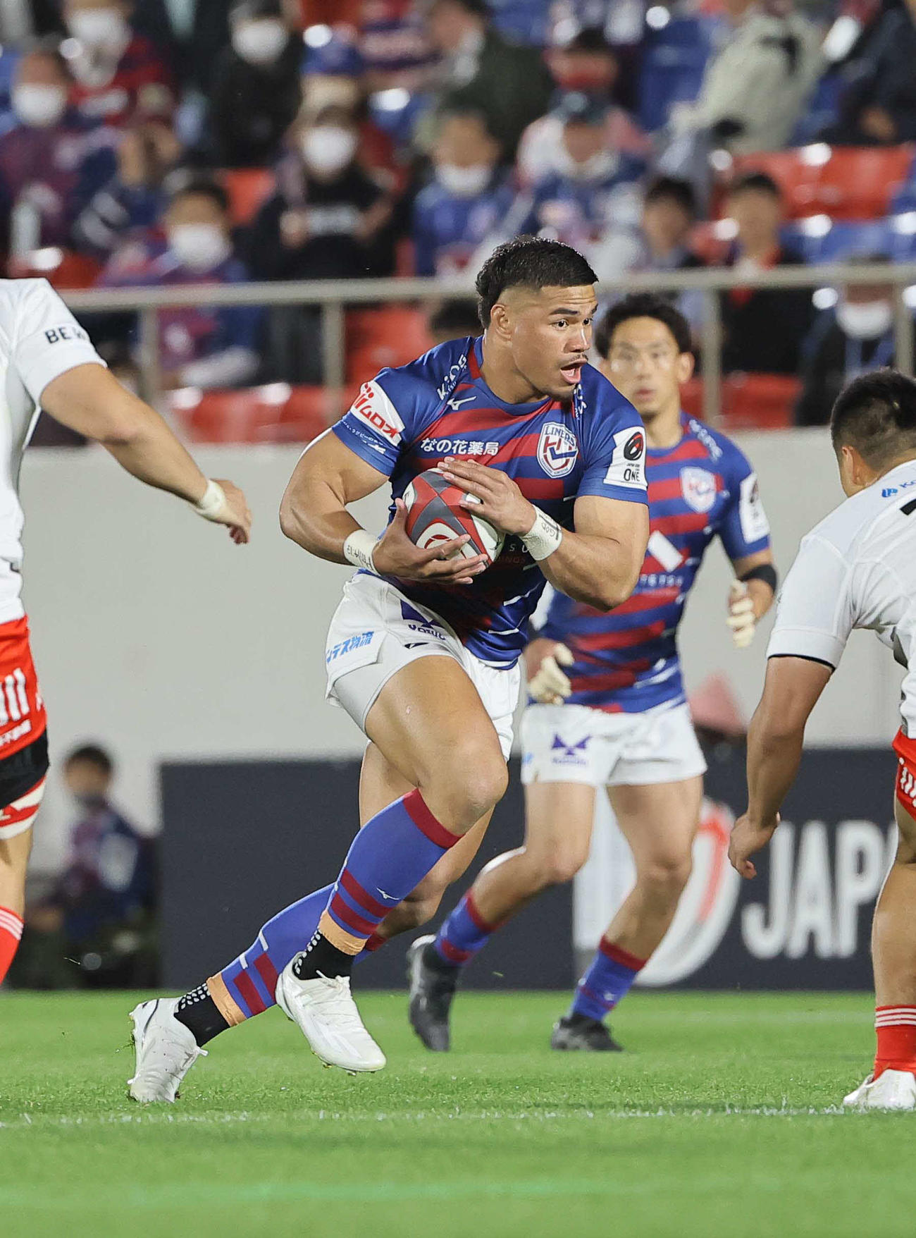 花園対神戸　前半、敵陣に走り込むフィフィタ（撮影・上田博志）