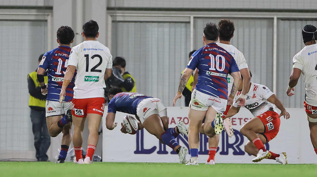 花園対神戸　後半、左中間に飛び込みトライを決める花園CTBフィフィタ（撮影・上田博志）