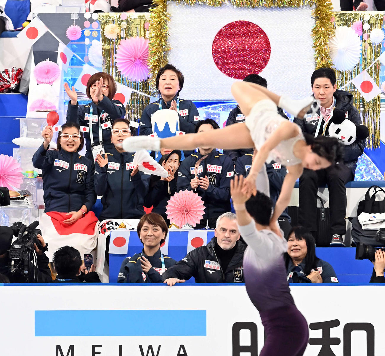 ペアFP　三浦・木原組に声援を送る日本チーム（撮影・たえ見朱実）