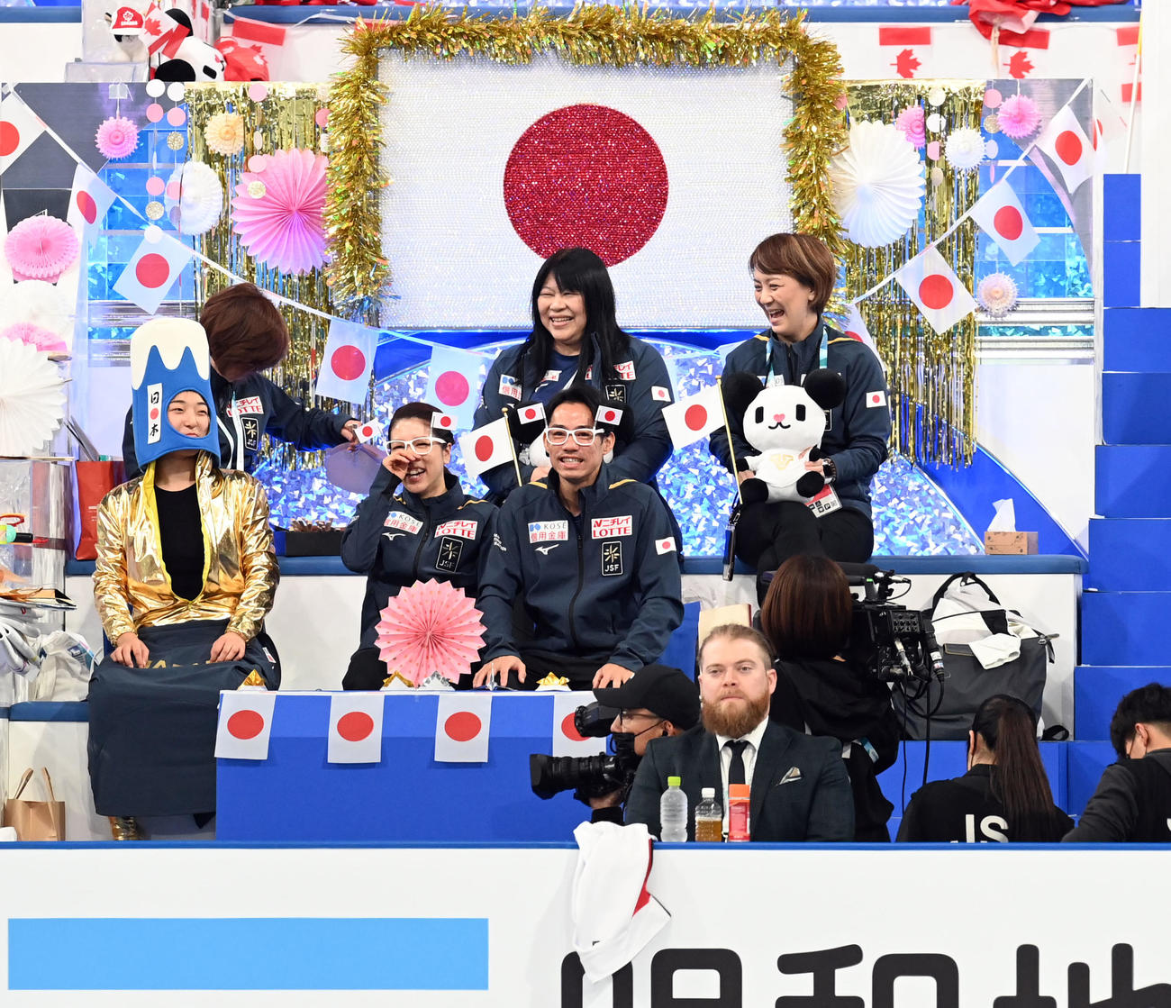 ペアFP　金色の衣装で応援席に着く坂本（前列左）。中央から村元、高橋（撮影・たえ見朱実）