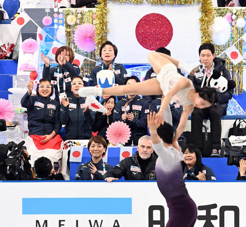 ペアFP 三浦・木原組に声援を送る日本チーム(撮影・たえ見朱実)