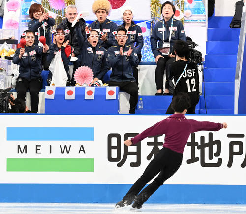 男子FP 佐藤駿に大声援を送る日本チーム(撮影・たえ見朱実)