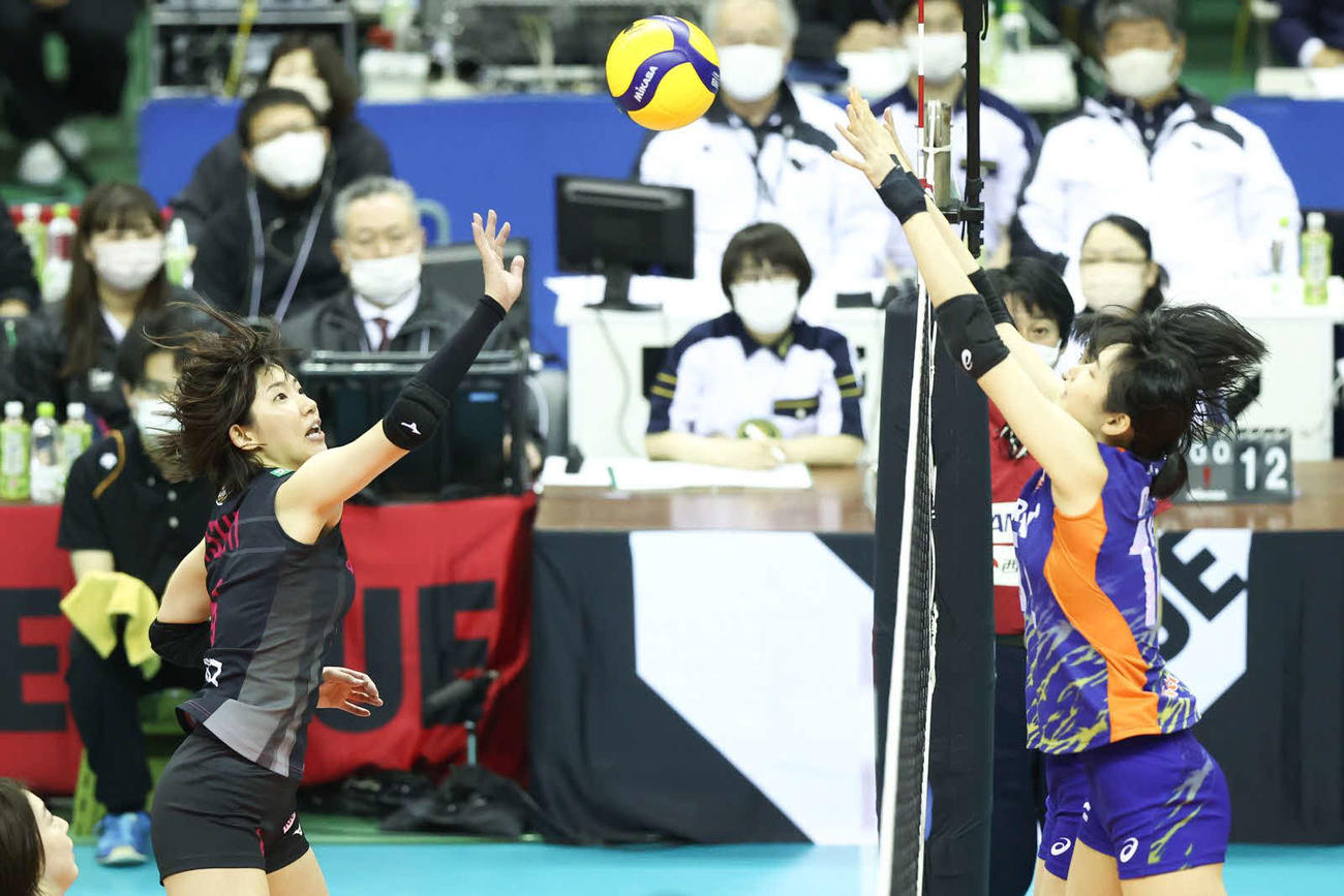 必死のプレーを見せる久光の石井（左）（C）Vリーグ