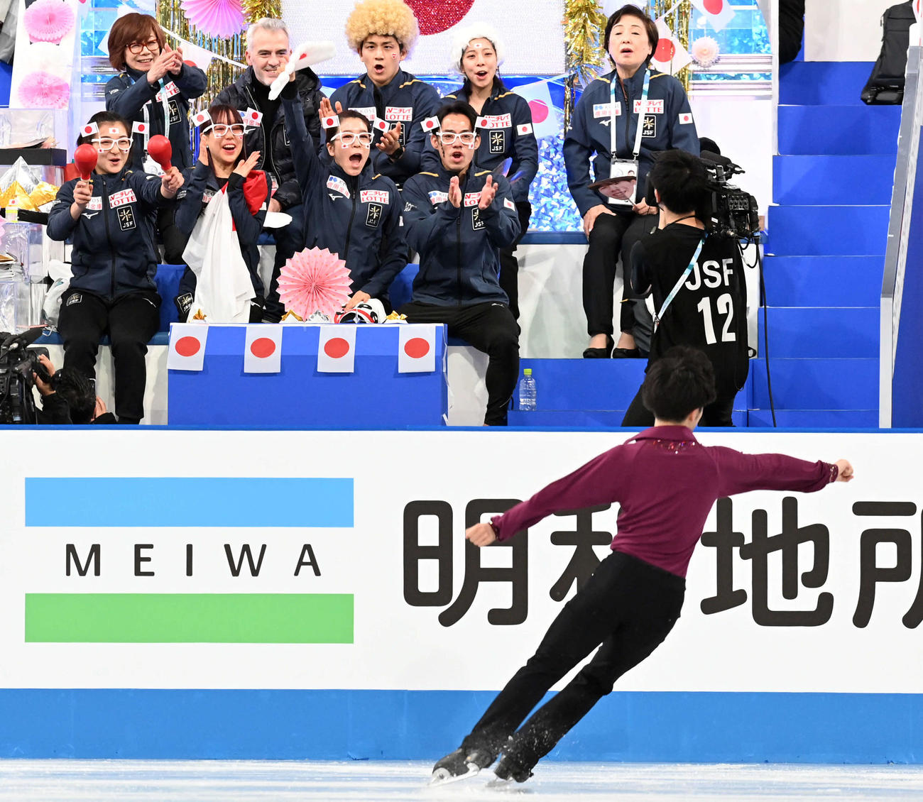 男子FP　佐藤駿に大声援を送る日本チーム（撮影・たえ見朱実）