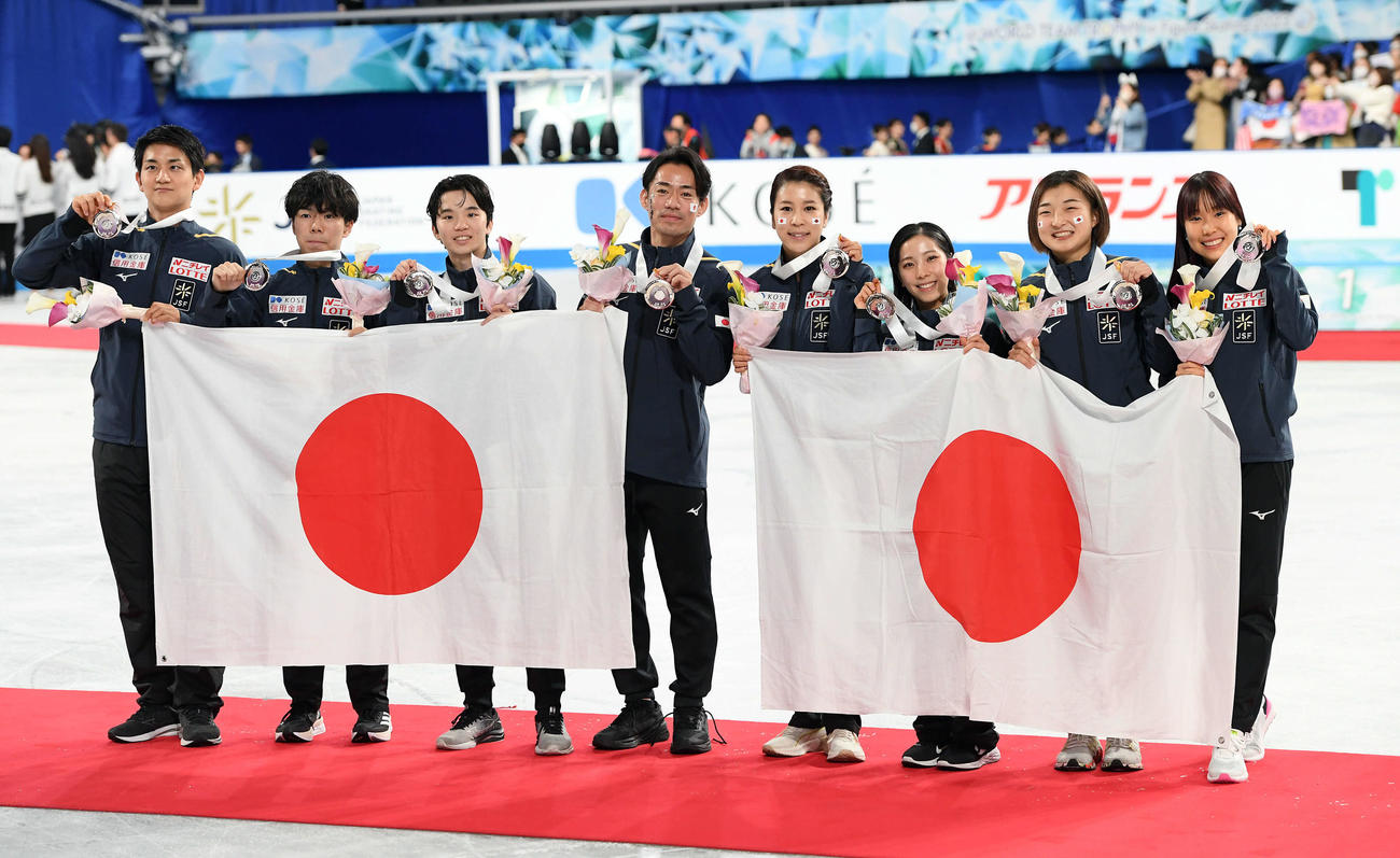 国別対抗戦で3位となり記念撮影に納まる日本の選手たち。左から木原、佐藤、友野、高橋、村元、三浦、坂本、三原（撮影・たえ見朱実）