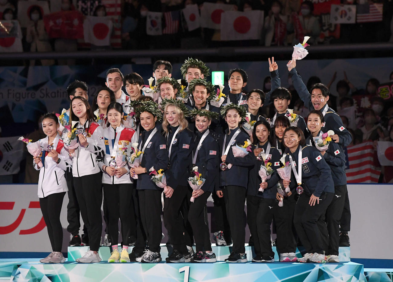 国別対抗戦で表彰台にで記念撮影に納まる1位の米国（中央）、2位の韓国（左）、3位の日本の選手たち（撮影・たえ見朱実）