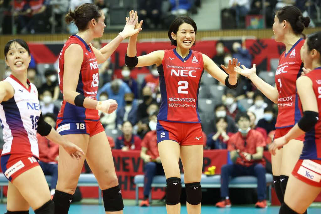 勝利を喜ぶ古賀（中央）らNECの選手たち（C）Vリーグ