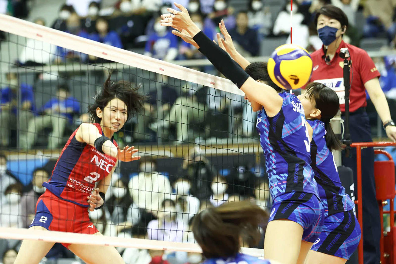 スパイクを決めるNECの古賀（左）（C）Vリーグ