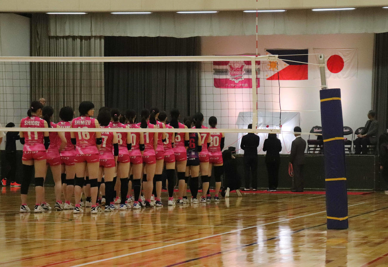 記念式典に出席したヴィクトリーナ姫路の選手ら（撮影・竹本穂乃加）