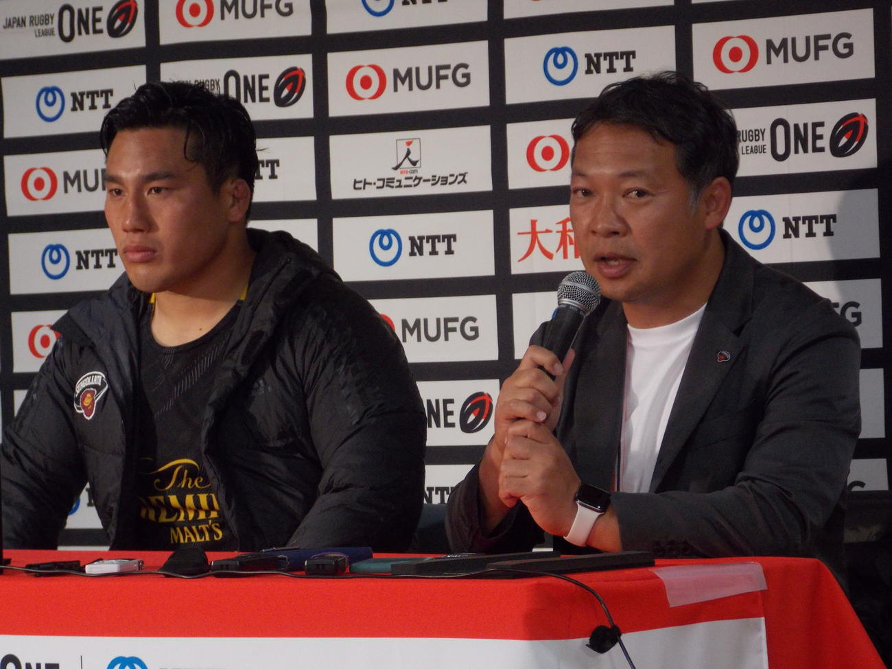 プレーオフ進出を決めた横浜戦を振り返る東京SGの田中澄憲監督（右）と堀越康介主将（撮影・松本航）