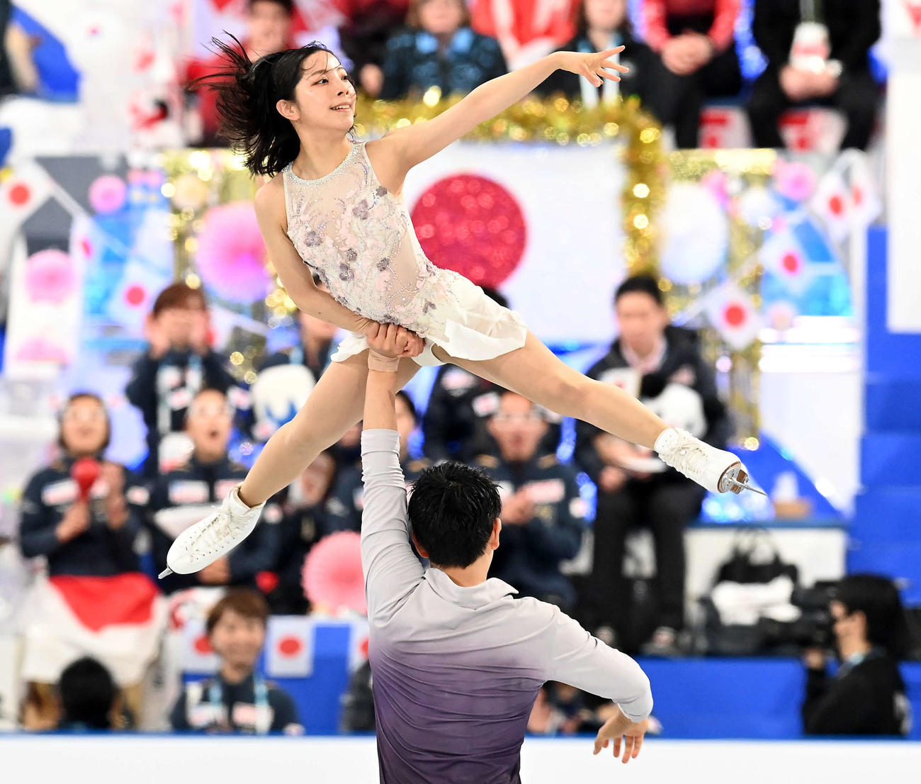 ペアFP　日本チームの応援を背に華麗に舞う三浦璃来・木原龍一組（撮影・たえ見朱実）