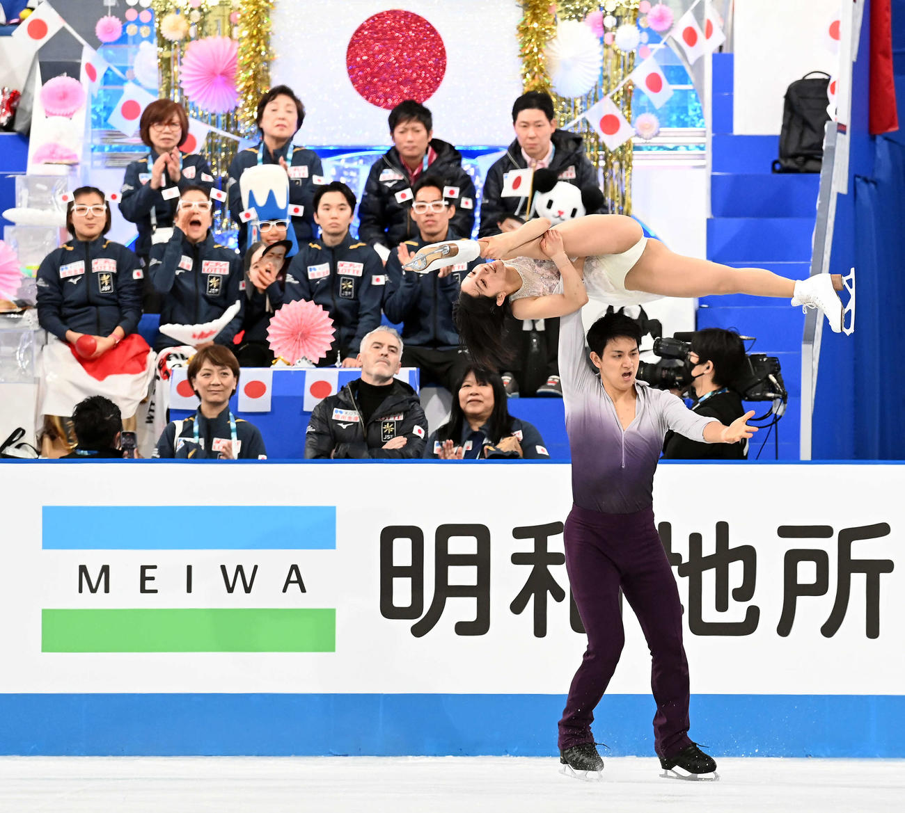 ペアFP　日本チームの応援を背に華麗に舞う三浦璃来・木原龍一組（撮影・たえ見朱実）