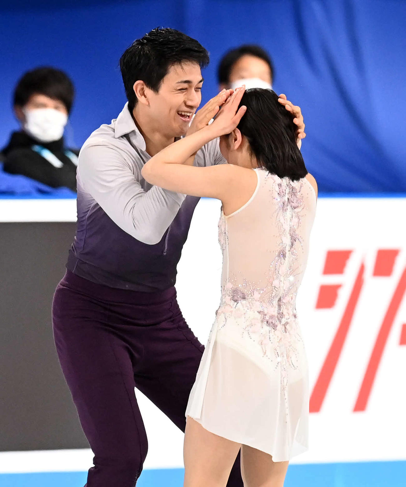 演技終了後、頭なでたつもりが、強く当たってしまい痛がる三浦をなだめる木原（撮影・たえ見朱実）