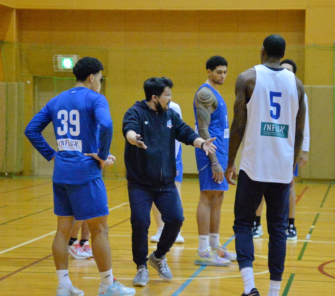 選手に指示を出す高原HC（中央）（2022年11月17日撮影）