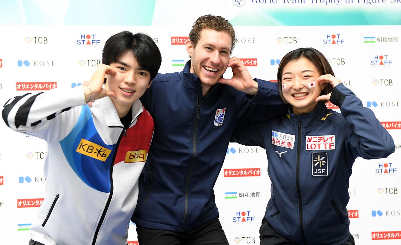 国別対抗戦を終え記念撮影に納まる主将を務めた選手。左から韓国の車俊煥、米国のジェーソン・ブラウン、日本の坂本花織（撮影・たえ見朱実）