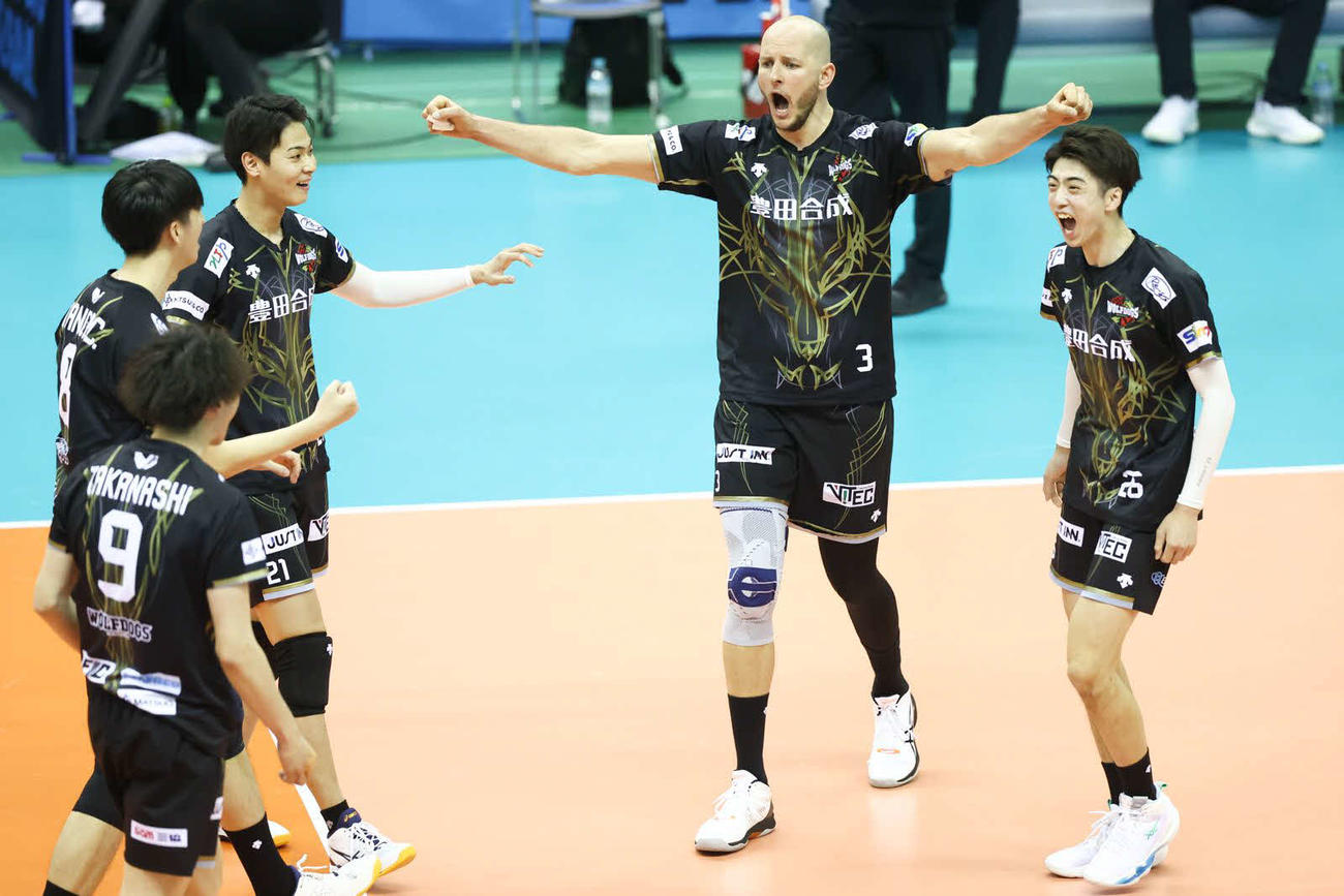 勝利を喜ぶ名古屋シックス（C）Vリーグ