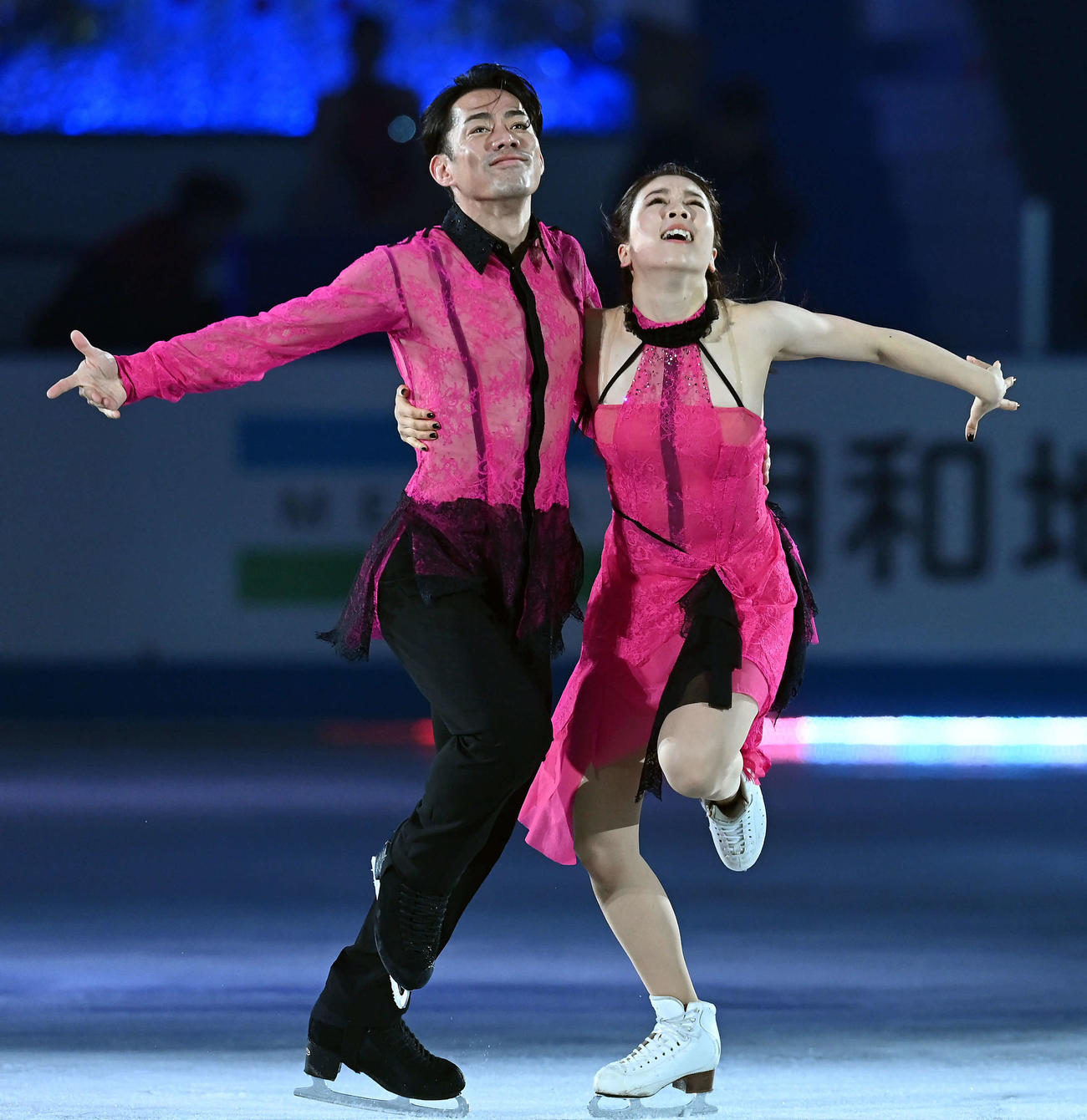 エキシビションで演技を披露するアイスダンスの村元・高橋組（撮影・たえ見朱実）