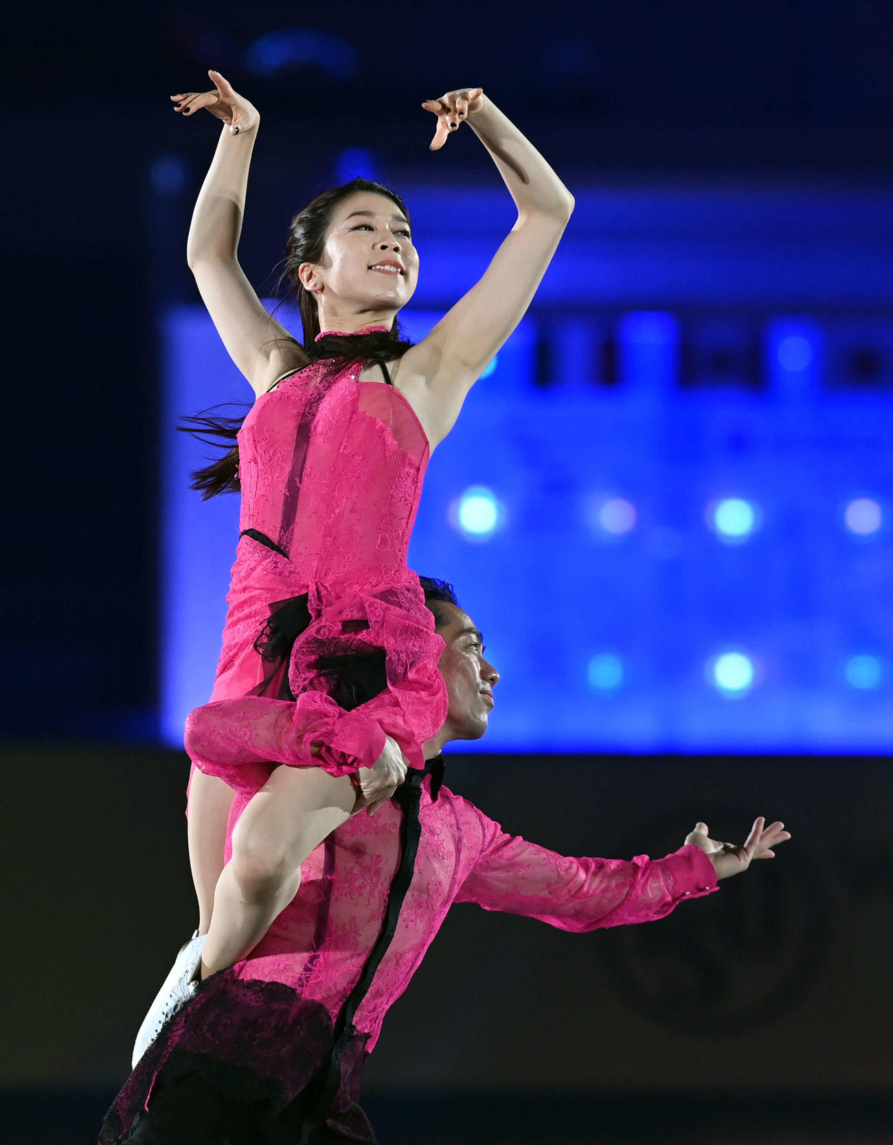 エキシビションで演技を披露するアイスダンスの村元・高橋組（撮影・たえ見朱実）