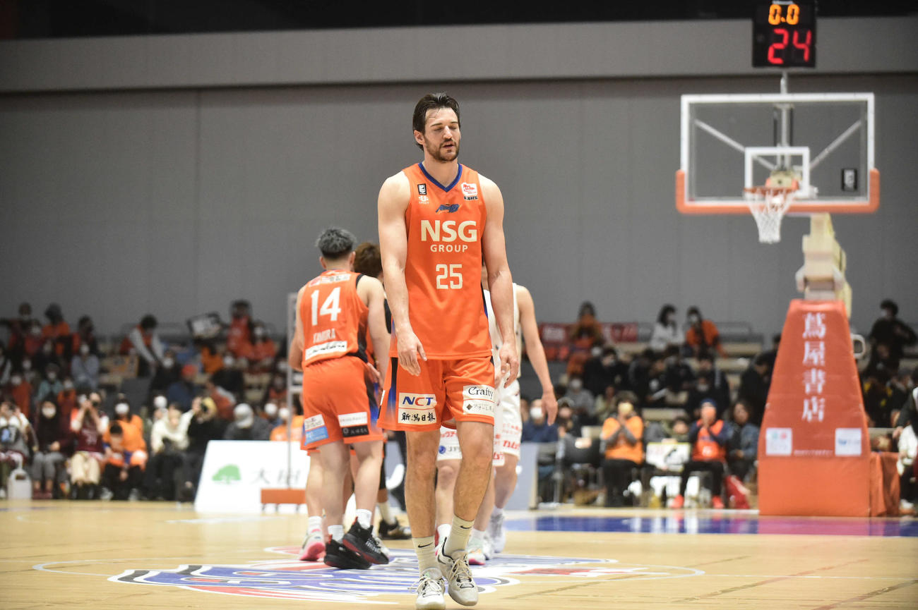 試合後、悔しさをあらわにしながら引き揚げるアレン