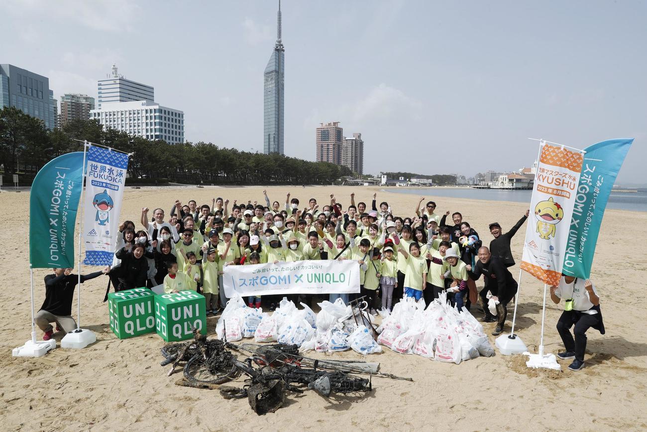 「スポGOMI×UNIQLO×世界水泳福岡」のイベントで、福岡・シーサイドももち海浜公園にてごみ拾いを行った萩野公介氏（前列中央）ら参加者