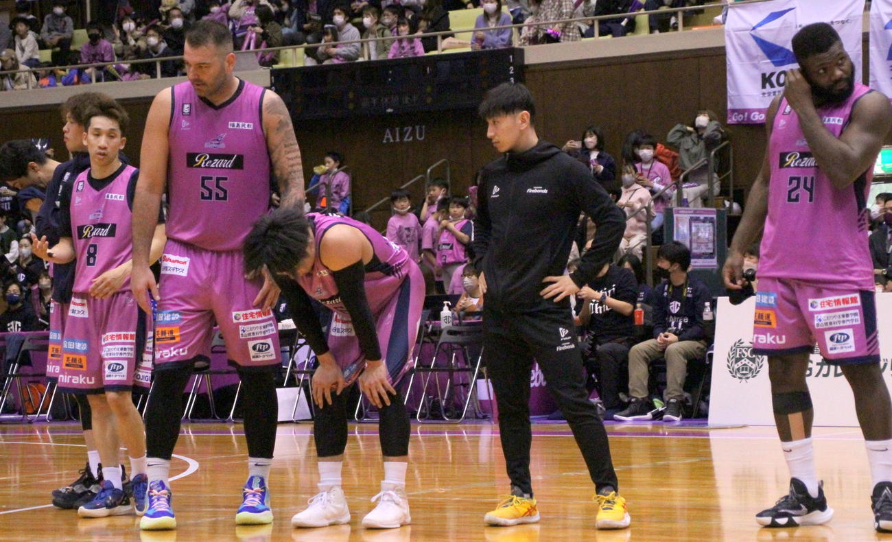 ホーム福島でプレーオフ進出を決められなった、左から村上、ハレルソン、長谷川ら福島の選手はがっくり