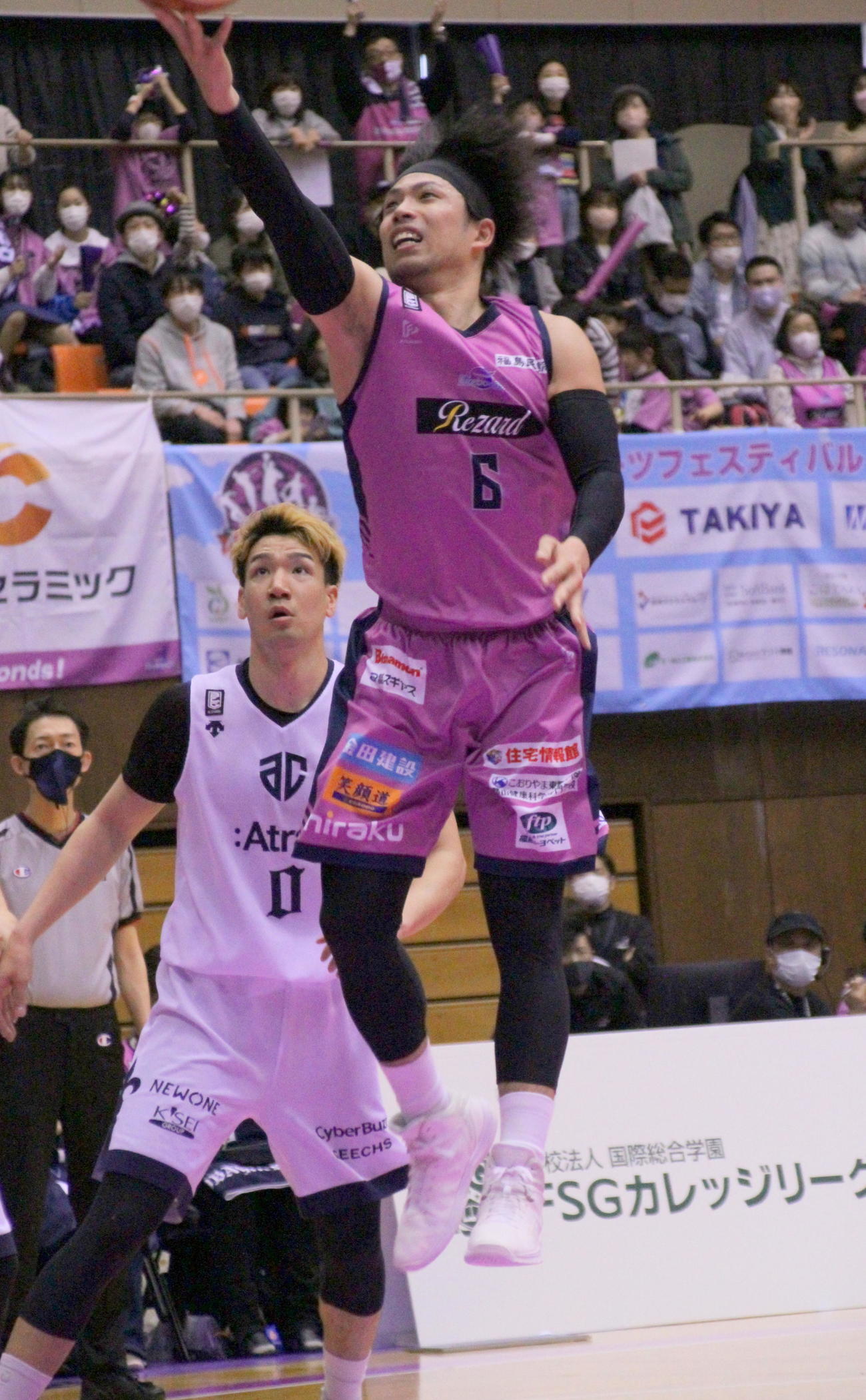 第2Q、レイアップシュートを決める福島長谷川