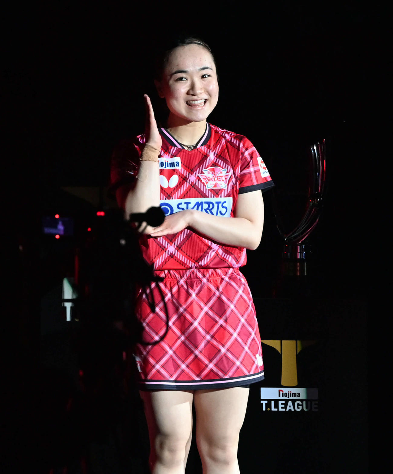 選手入場でポーズを決める日本生命・伊藤美誠（23年3月撮影）