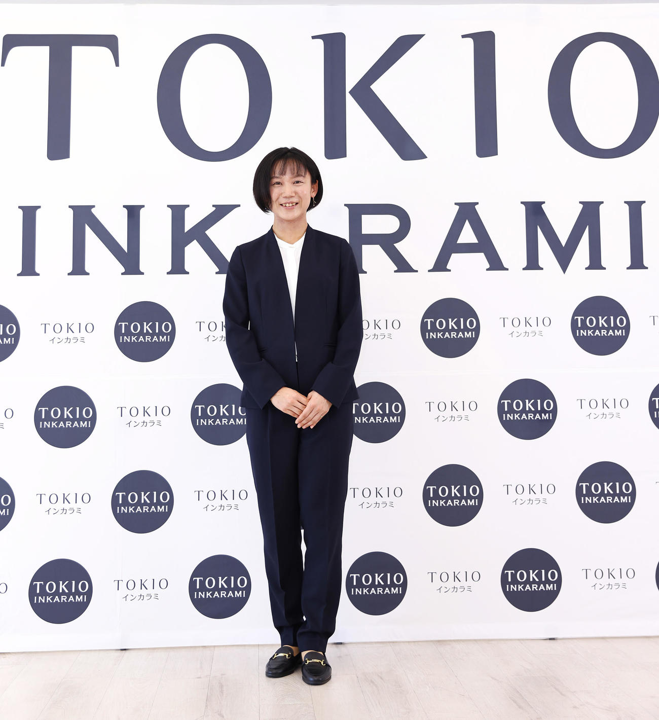 「TOKIOインカラミスケート部」所属会見で写真に納まる高木（撮影・垰建太）