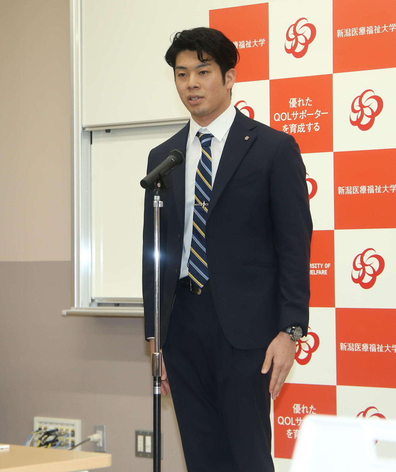 報告会であいさつする水沼