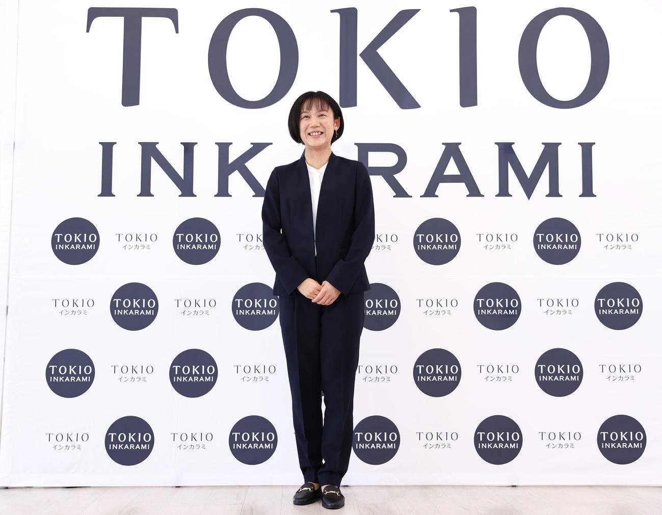 「TOKIOインカラミスケート部」所属会見で写真に納まる高木（撮影・垰建太）