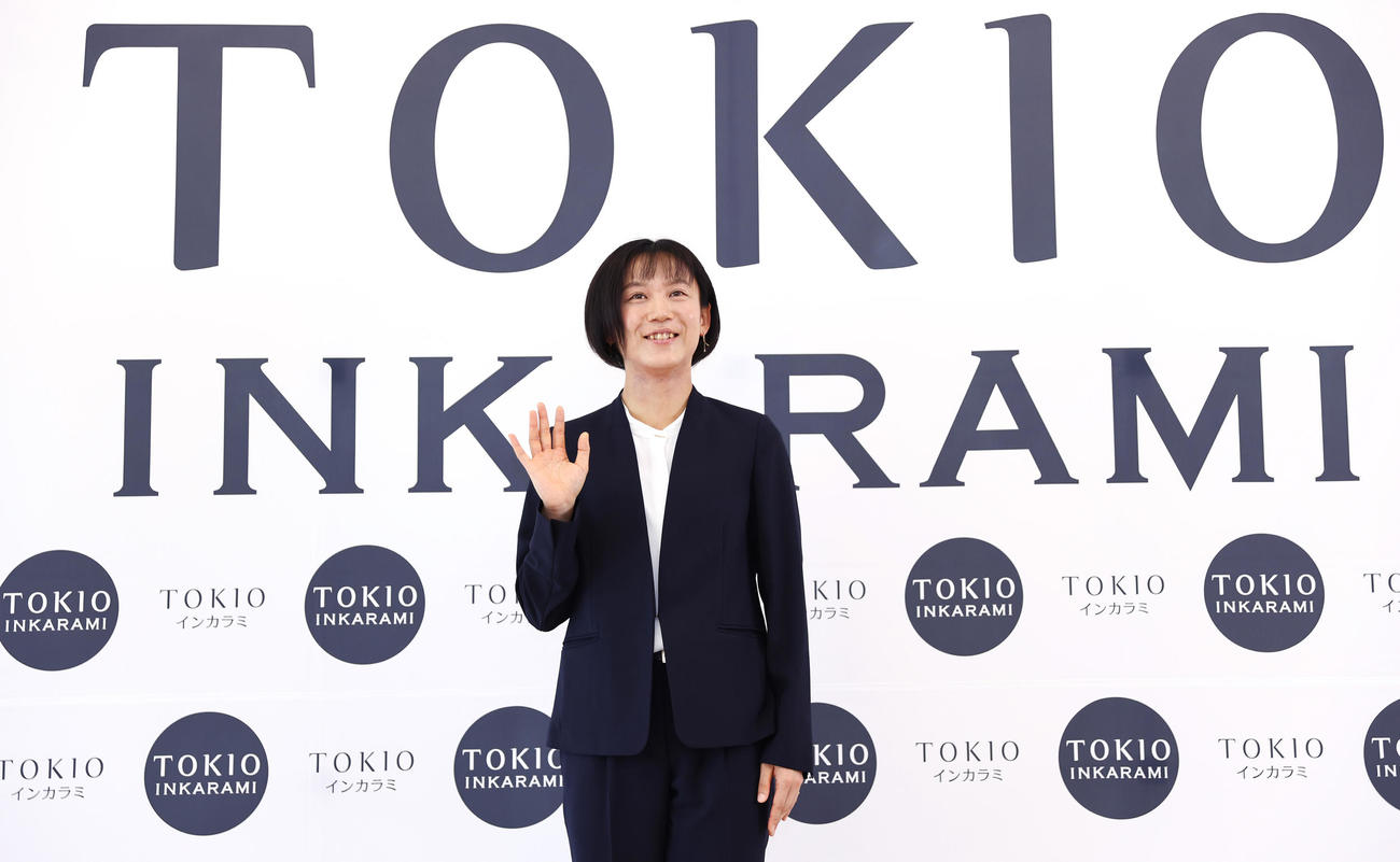 「TOKIOインカラミスケート部」所属会見で写真に納まる高木（撮影・垰建太）