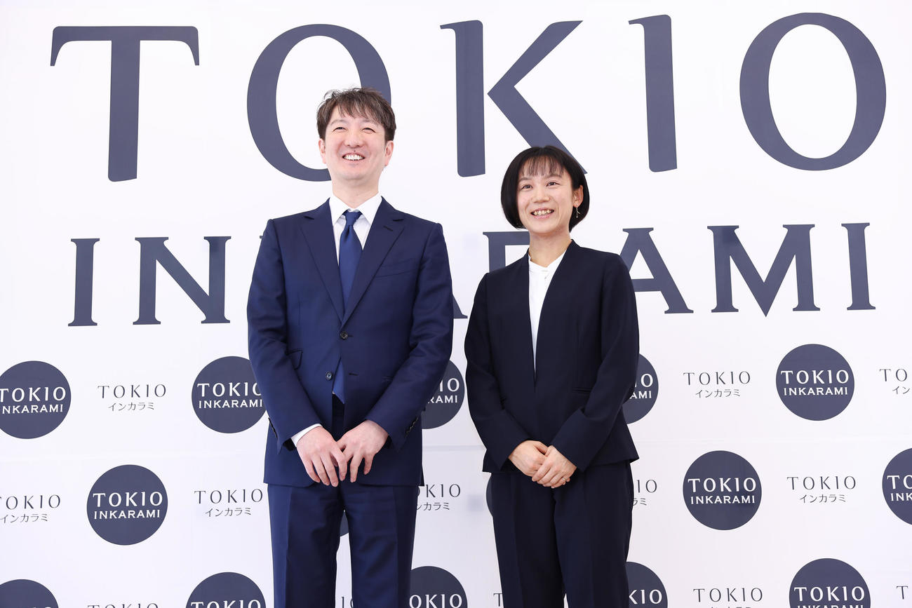 「TOKIOインカラミスケート部」所属会見で写真に納まる高木（右）と冬広應尚代表取締役社長（撮影・垰建太）
