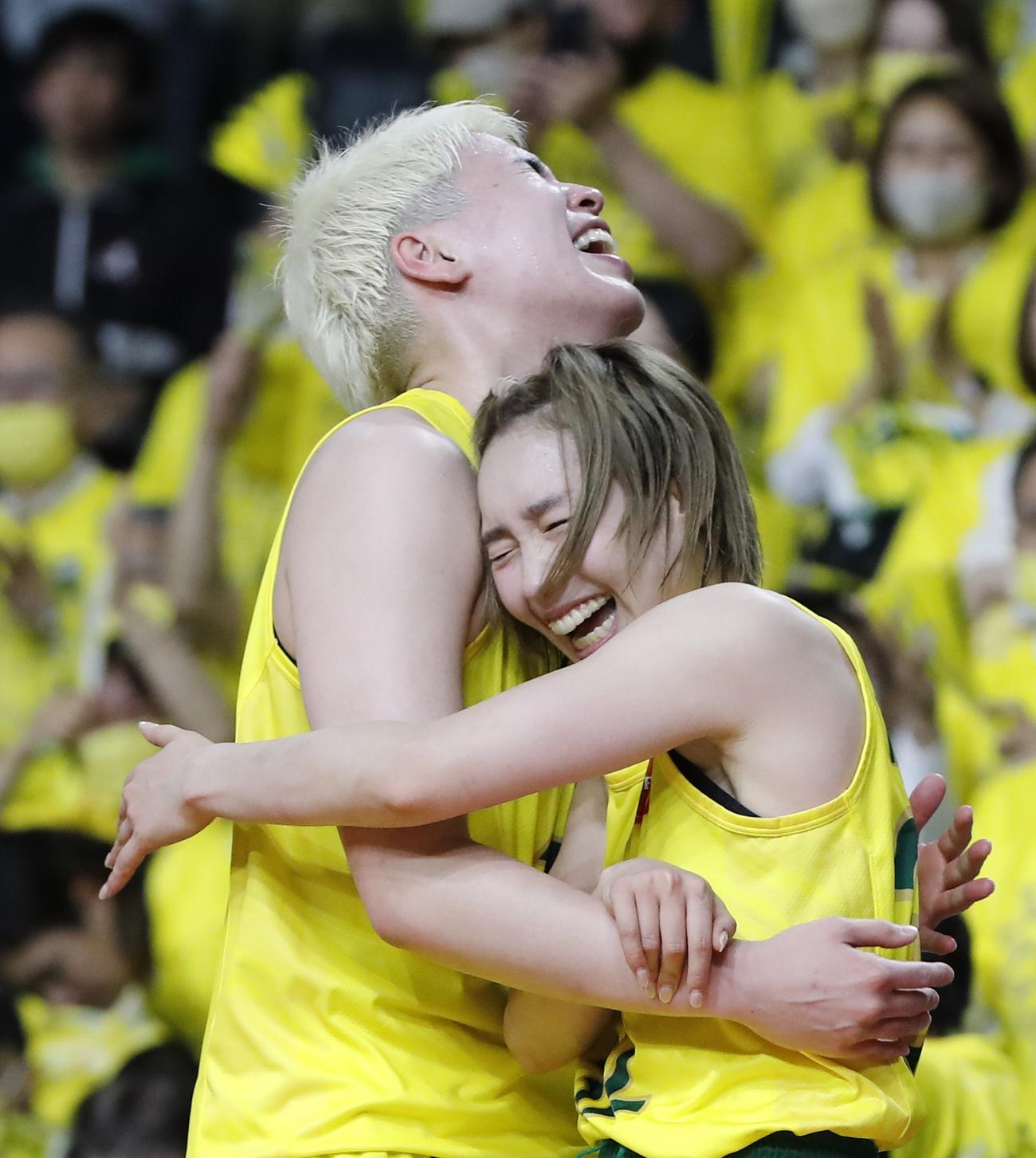2度目の延長を制し優勝を喜ぶENEOS渡嘉敷来夢（左）と宮崎早織（代表撮影）