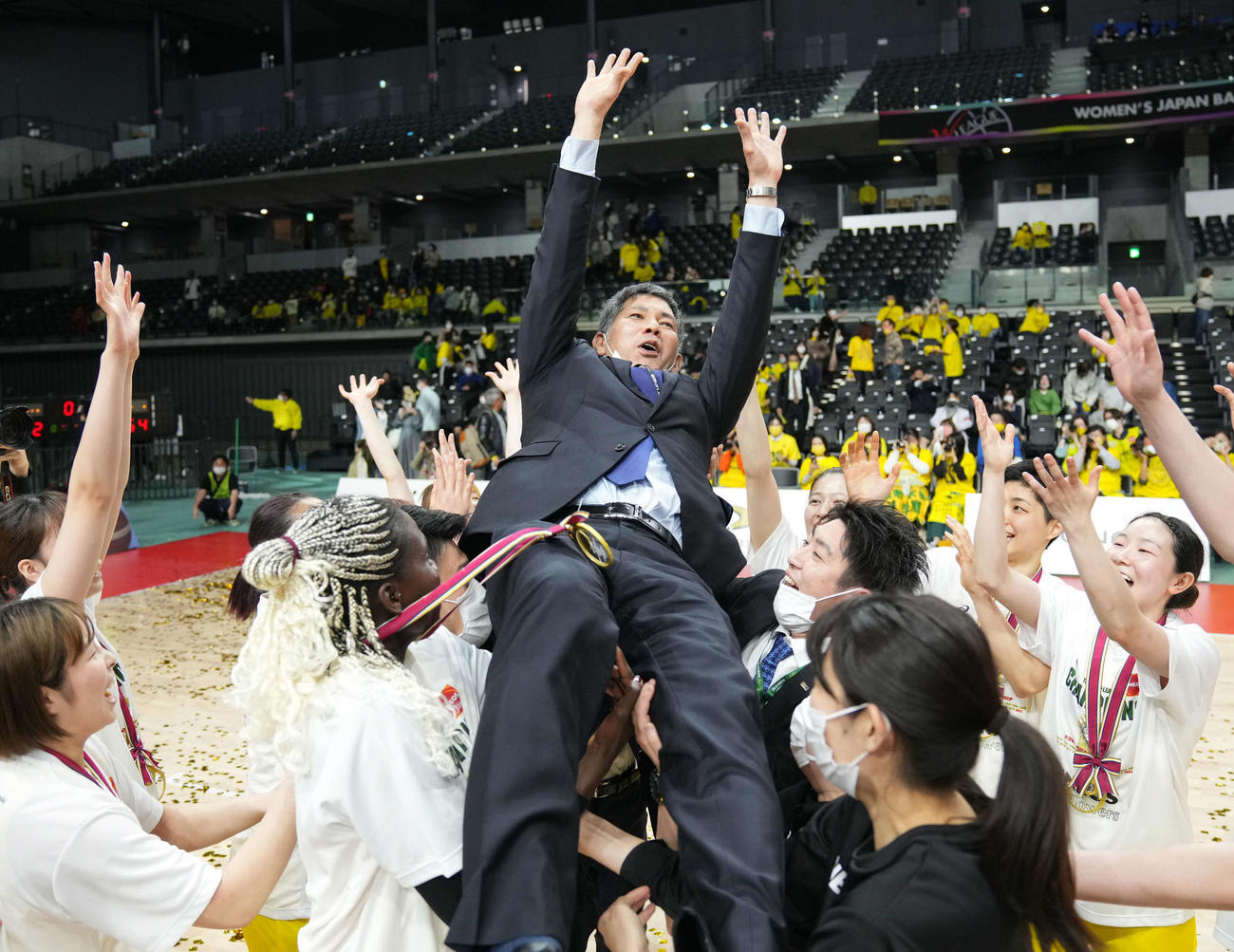 ENEOS対トヨタ自動車　選手たちに胴上げされるENEOS・佐久本監督（撮影・横山健太）