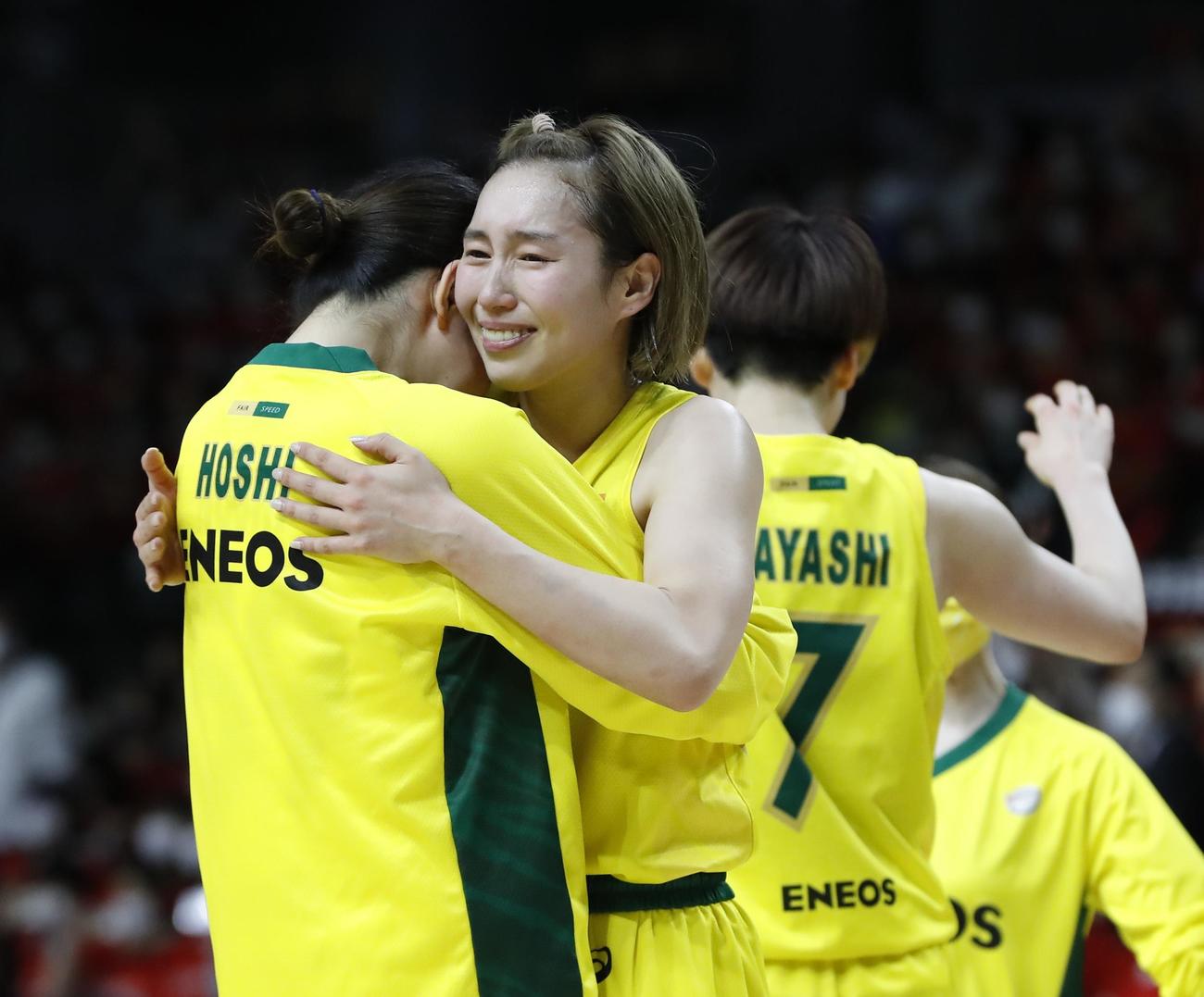2度目の延長を制し優勝を喜ぶ宮崎早織（中央）らENEOSの選手たち（代表撮影）