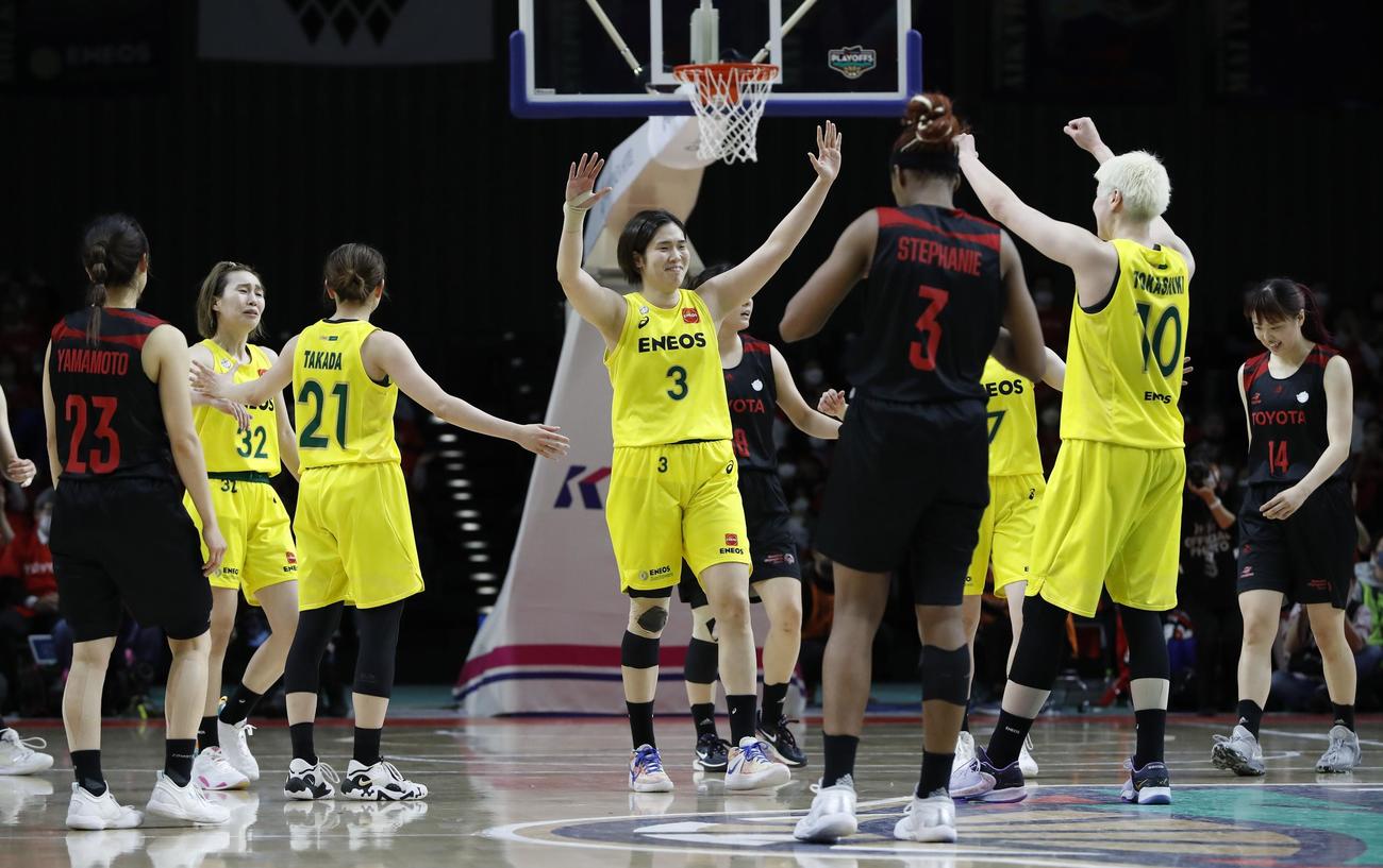 2度目の延長を制し優勝を喜ぶENEOSの選手たち（代表撮影）