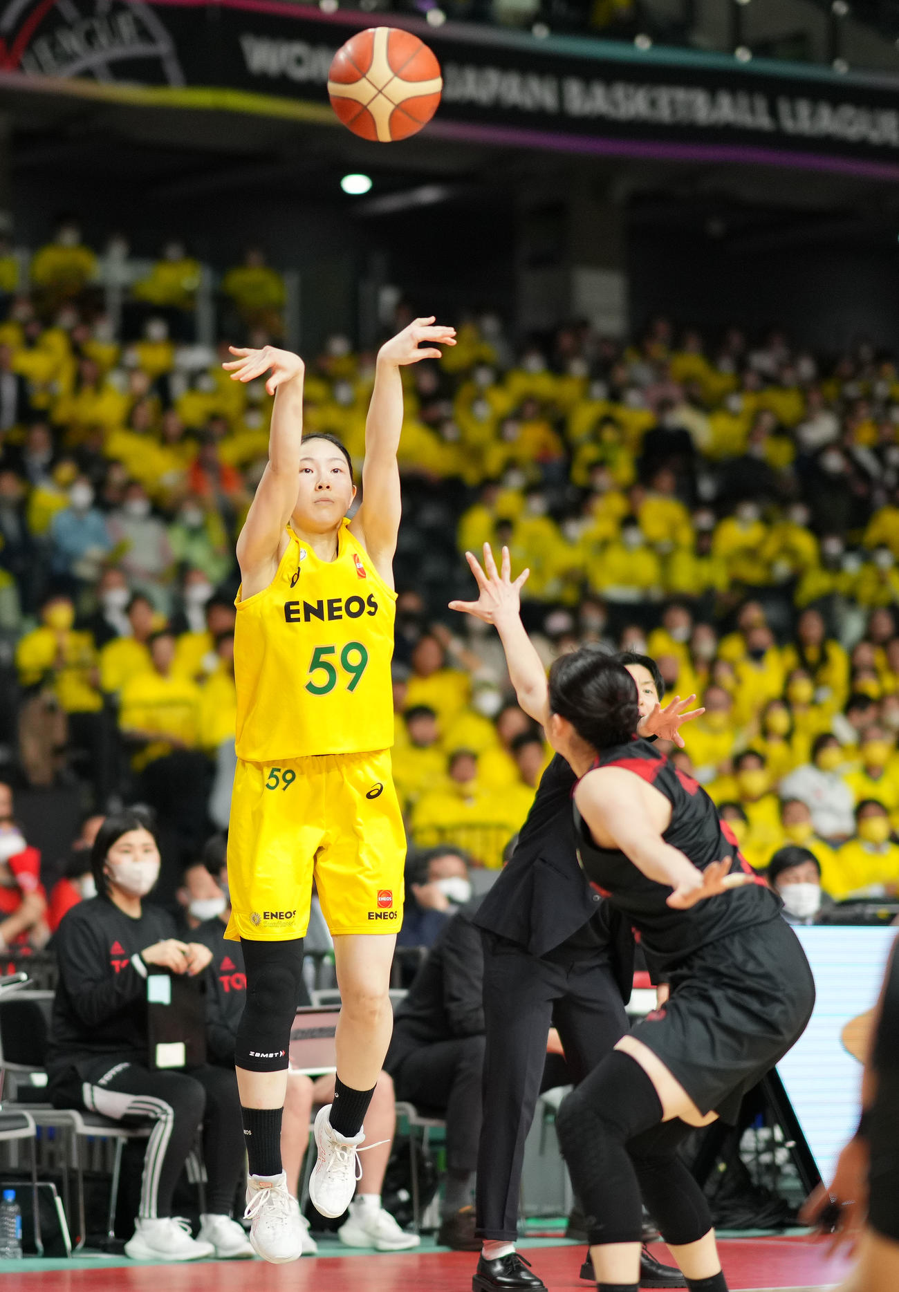 ENEOS対トヨタ自動車　第2Q、シュートを決めるENEOS・星（撮影・横山健太）