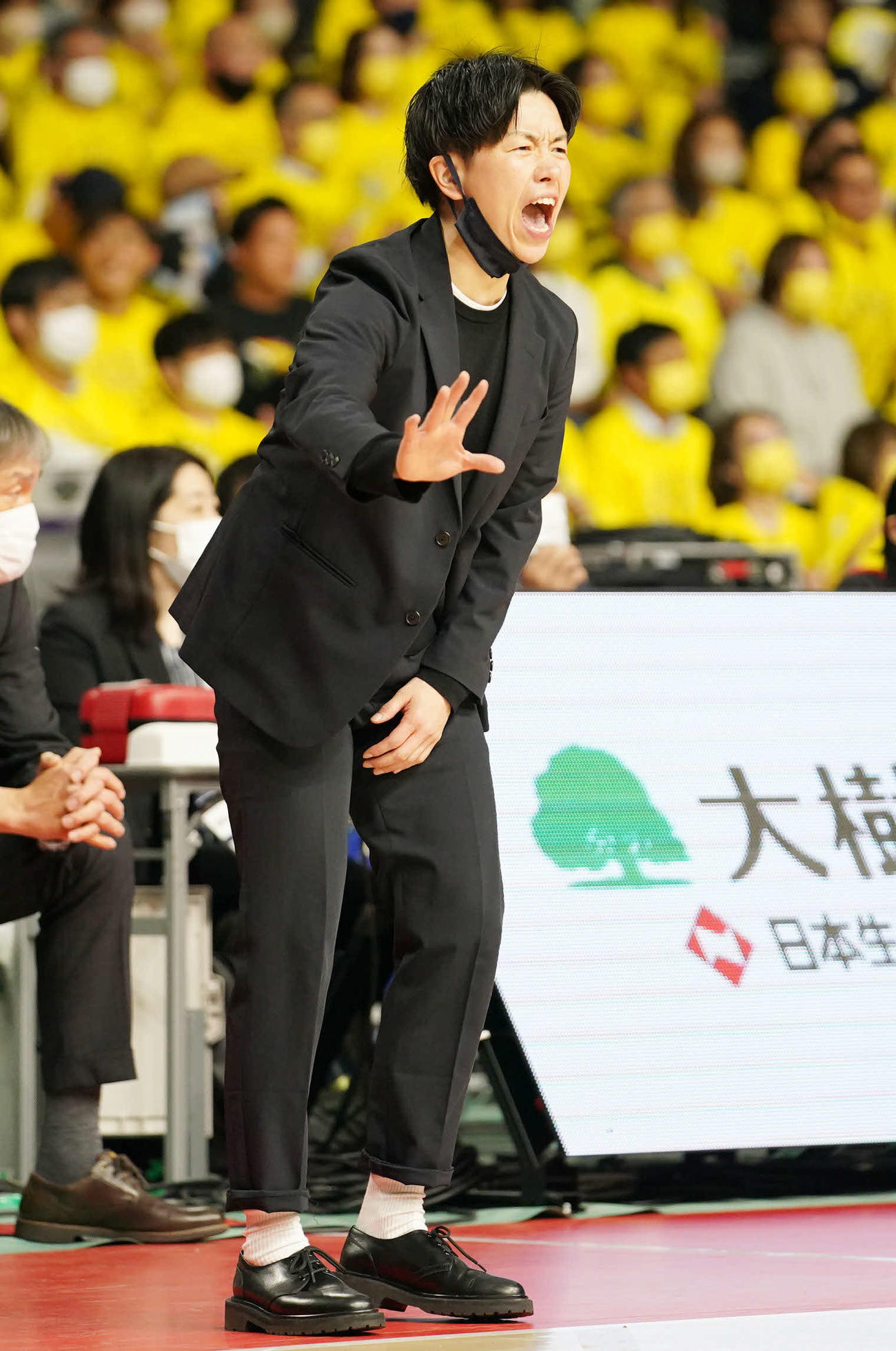 ENEOS対トヨタ自動車　指示を出すトヨタ自動車・大神監督（撮影・横山健太）
