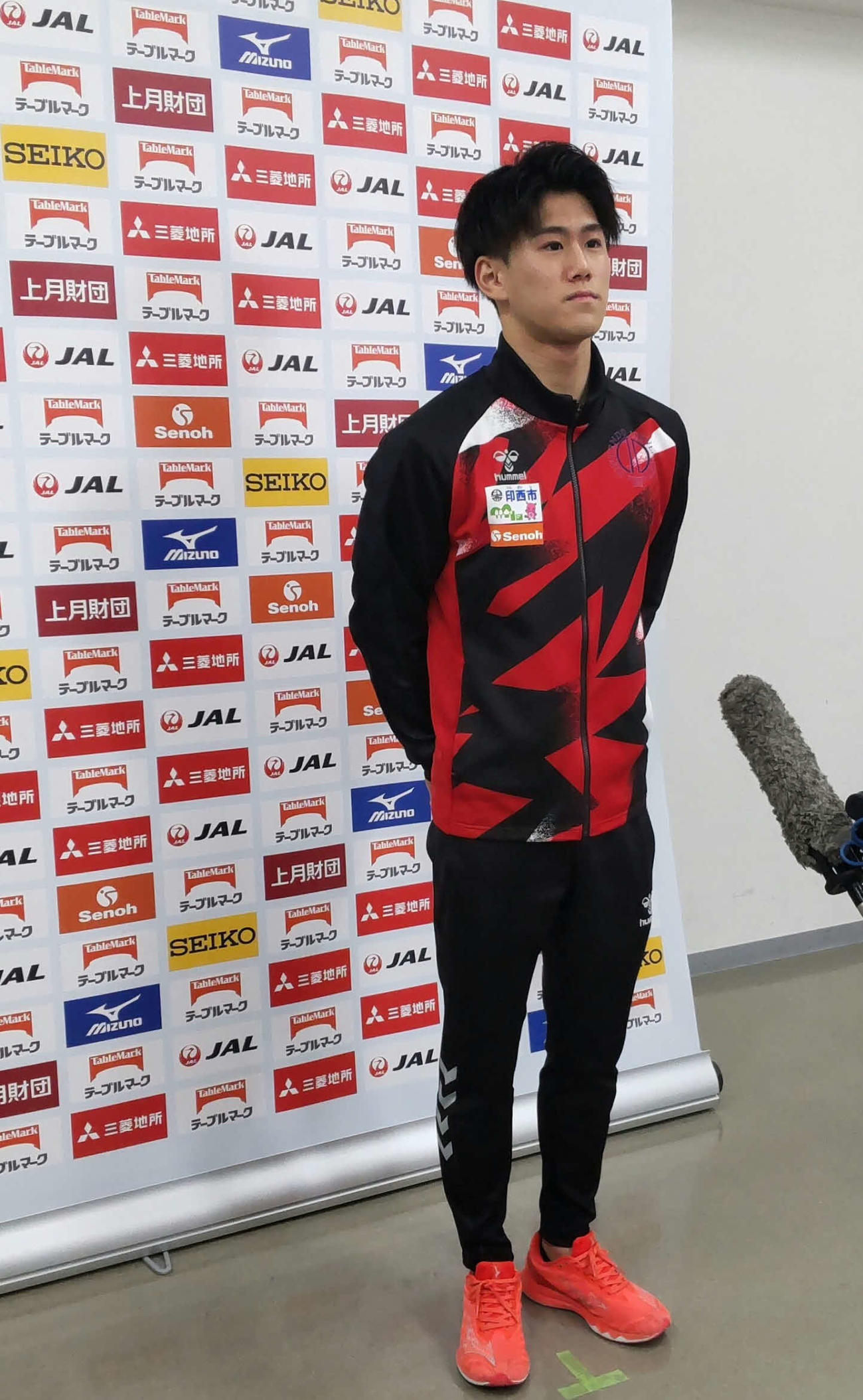 公式練習前にインタビューに応じた橋本
