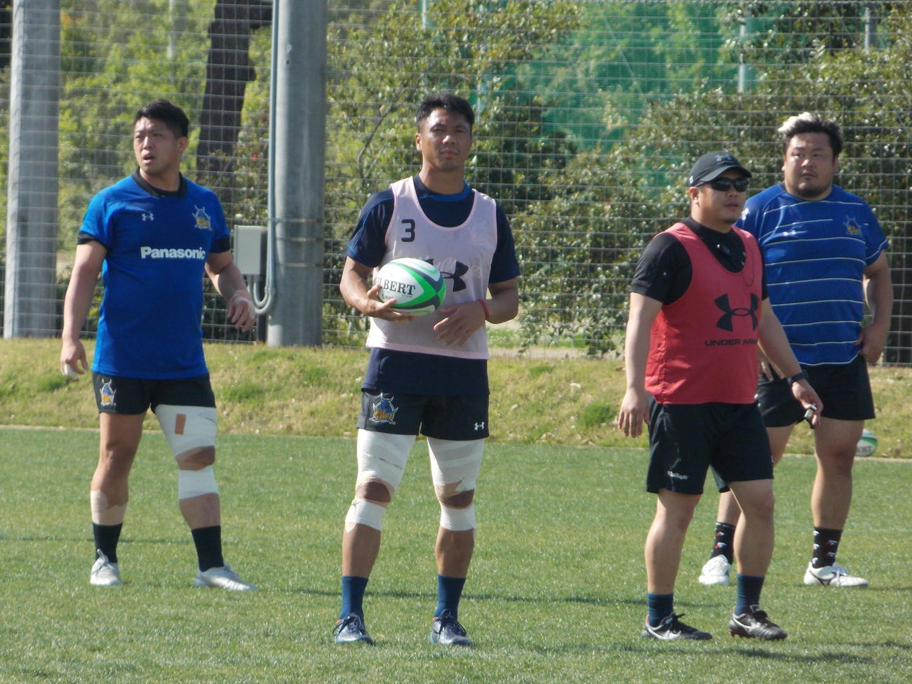 BL東京戦に向けての練習でボールを持つ山沢拓也（左から2人目）、坂手淳史（左）ら埼玉の選手たち（撮影・松本航）