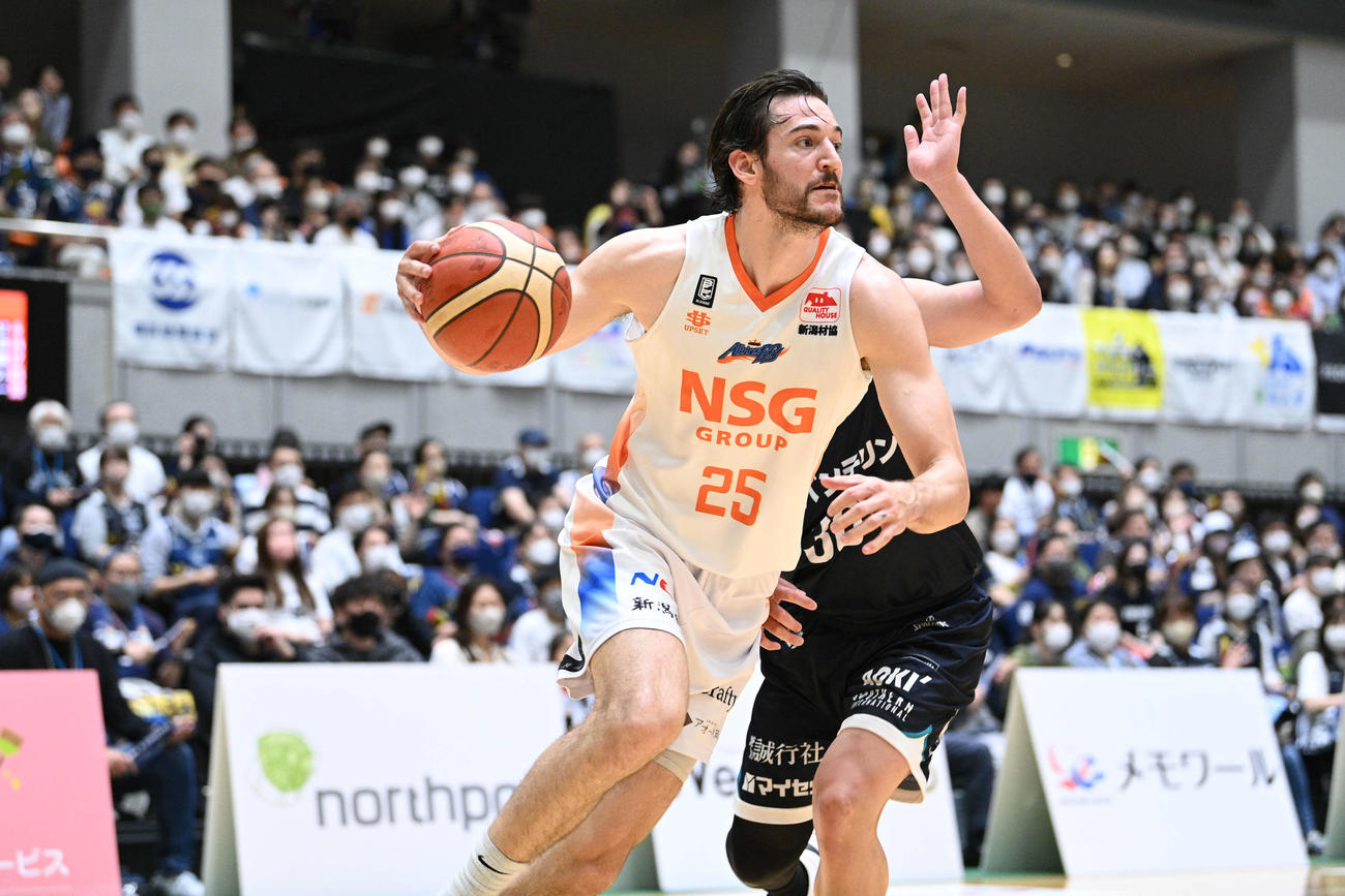 第1クオーター、新潟のアレンがドリブルで突破（C）B．LEAGUE