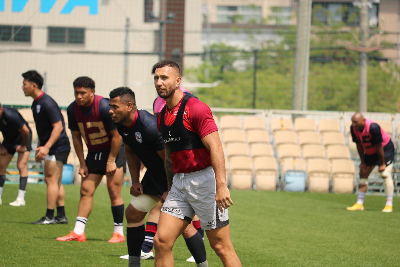 試合形式の練習をこなす花園のオーストラリア代表SOクーパー（撮影・益子浩一）